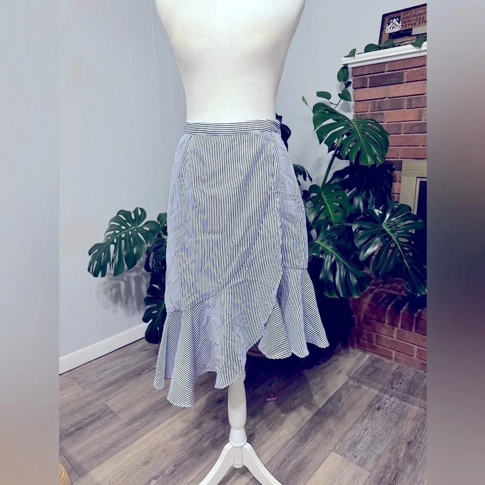 🛍️ Gianni Bini white blue striped wrap style skirt with zipper closure.